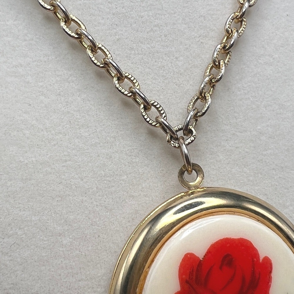 Vintage Locket Necklace Red Rose Gold Tone Oval Floral Pendant Cottagecore - Picture 5 of 13